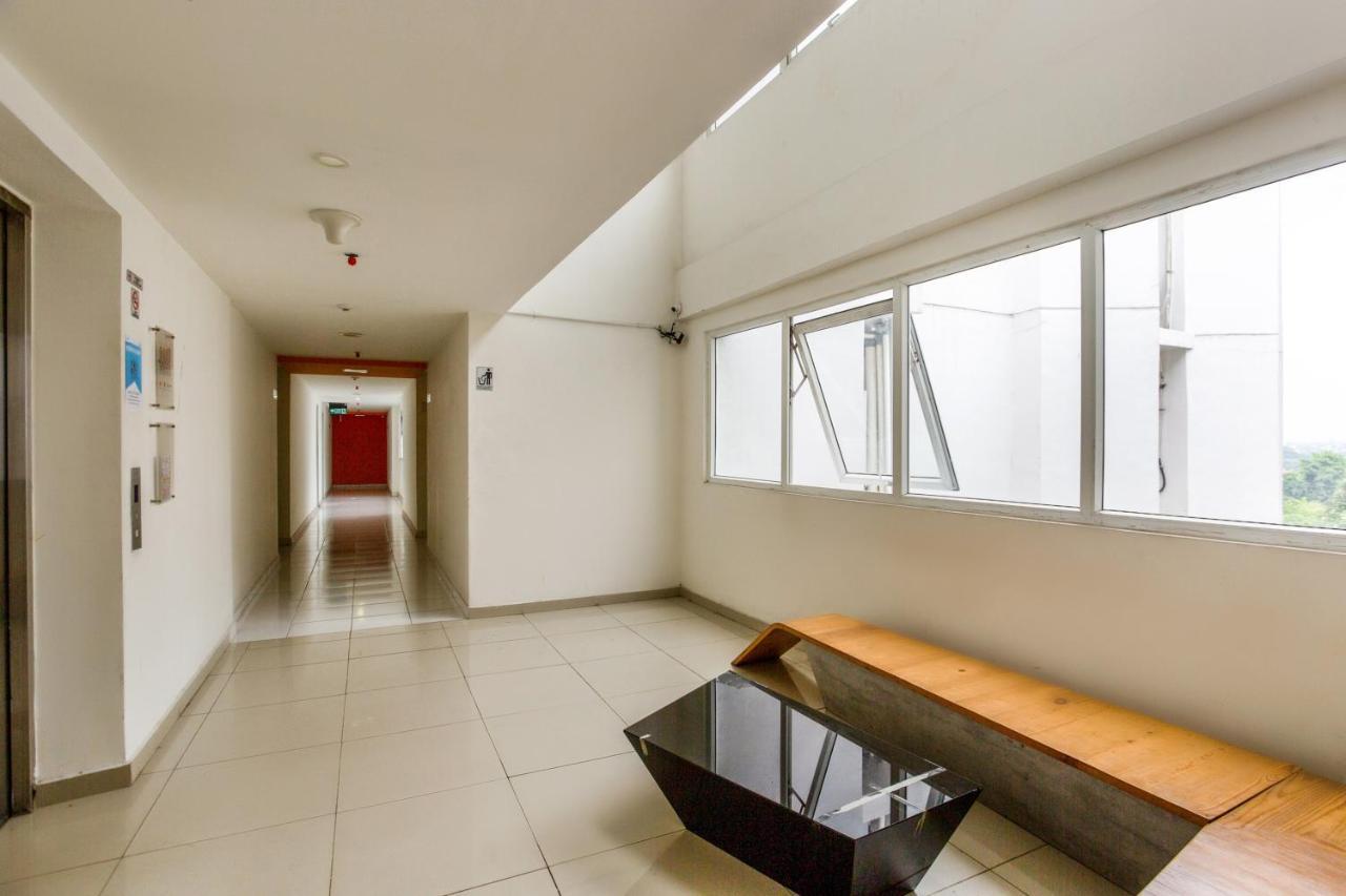 Oyo 3247 Afira Rooms Aeropolis Tangerang Buitenkant foto